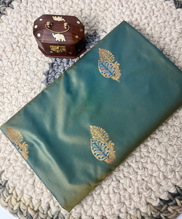 Aroopa Dual Tone Silk Saree with Meenakari Butti